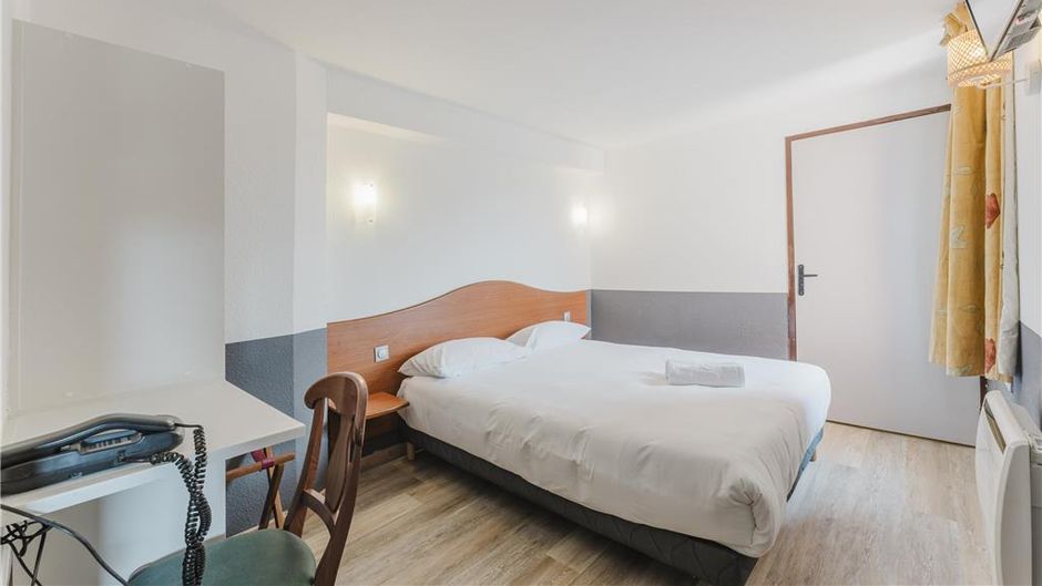 Cap Hotel Room