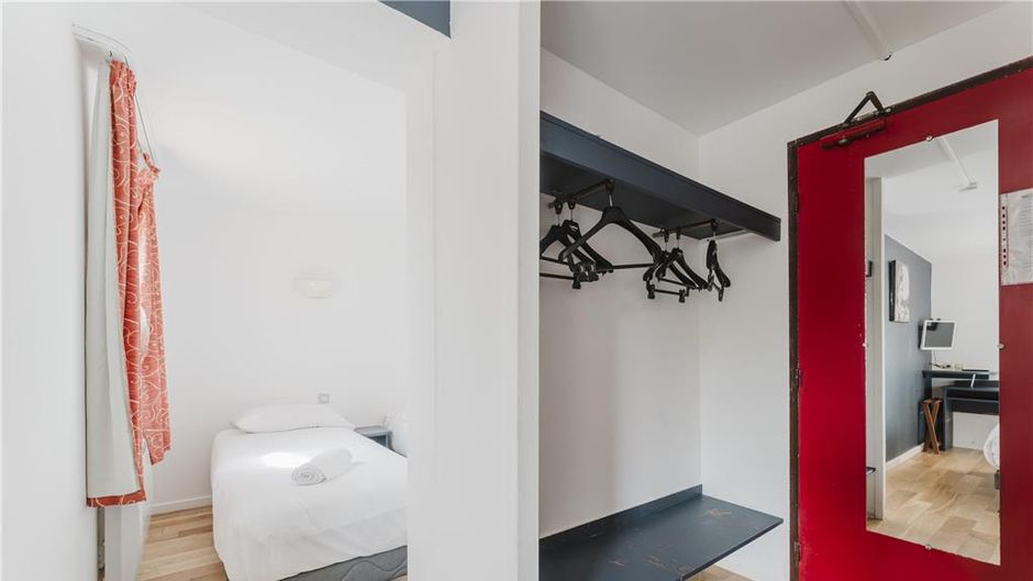 Cap Hotel Room