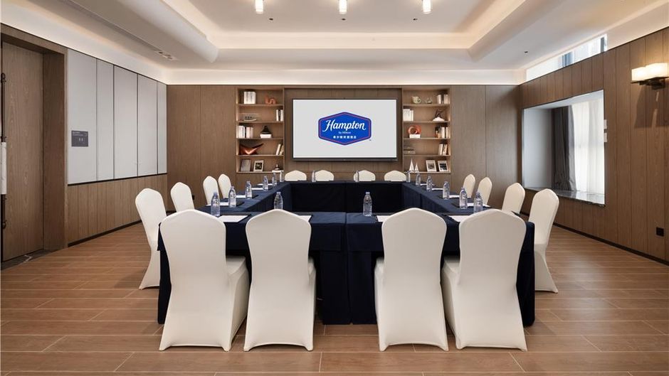 Hampton Qingdao Jinshatan Meeting