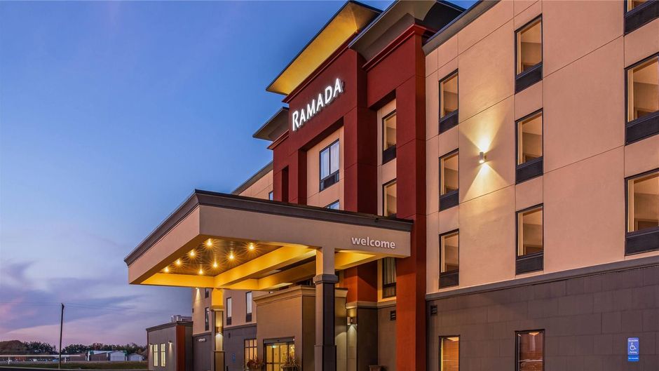 Ramada by Wyndham St. Paul AB Exterior