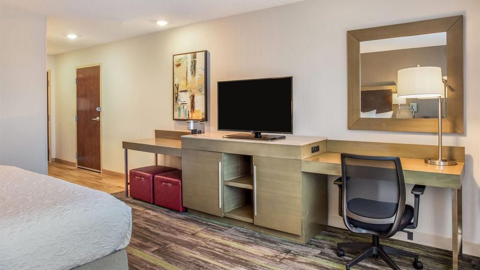 Ramada by Wyndham St. Paul AB Room