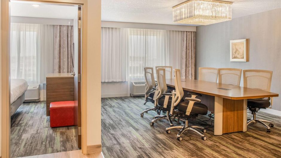 Ramada by Wyndham St. Paul AB Suite