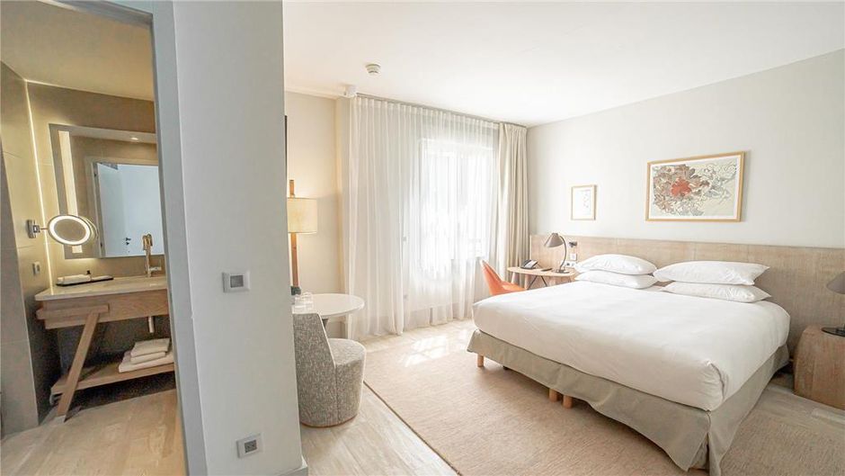 Le Grand Pavillon Chantilly Room