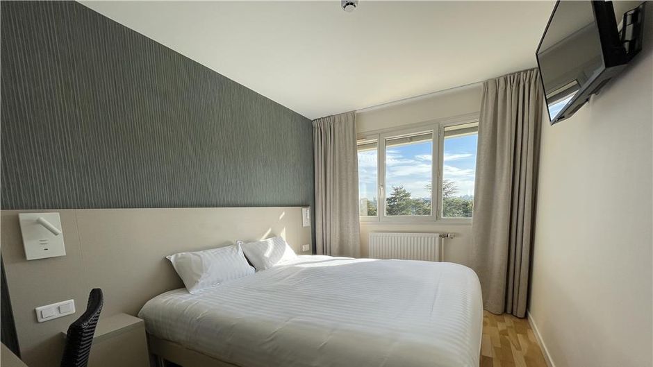 Valpre Hotel Room