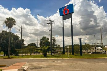 Howard Johnson by Wyndham Lake City