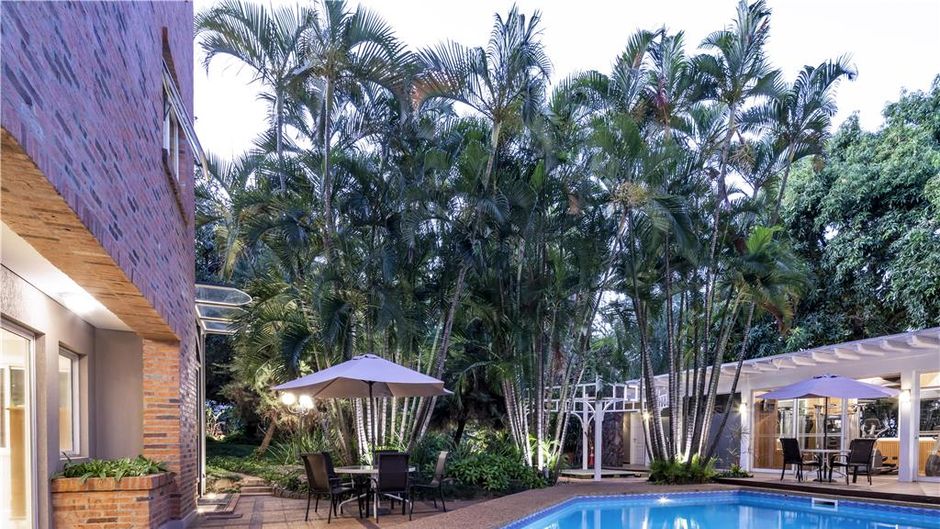 Villa Morra Suites Pool