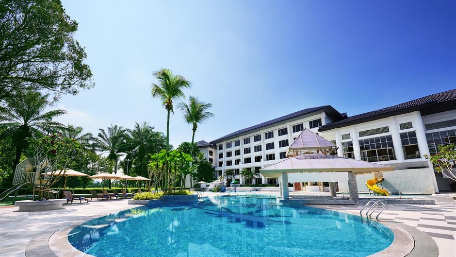Glenmarie Hotel and Golf Resort Pool