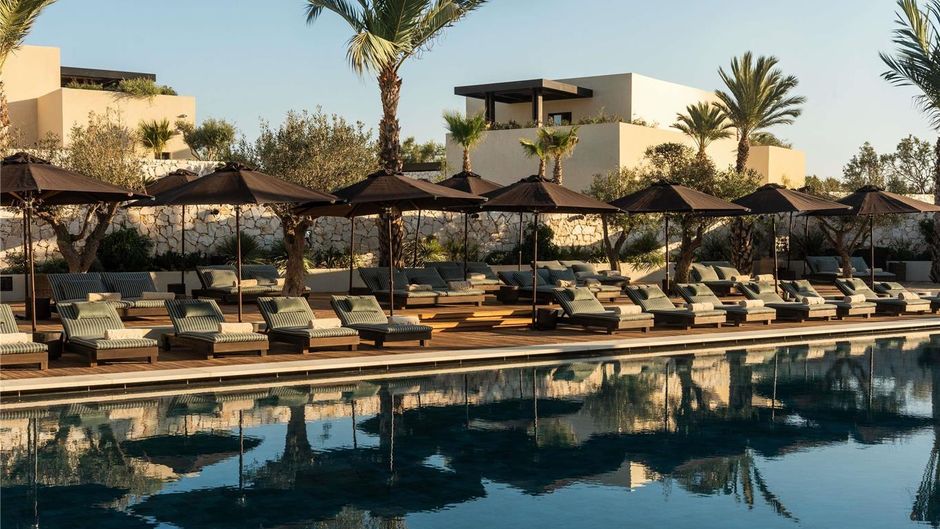 Luura Paros Cliff Meeting