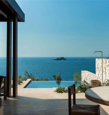 Luura Paros Cliff