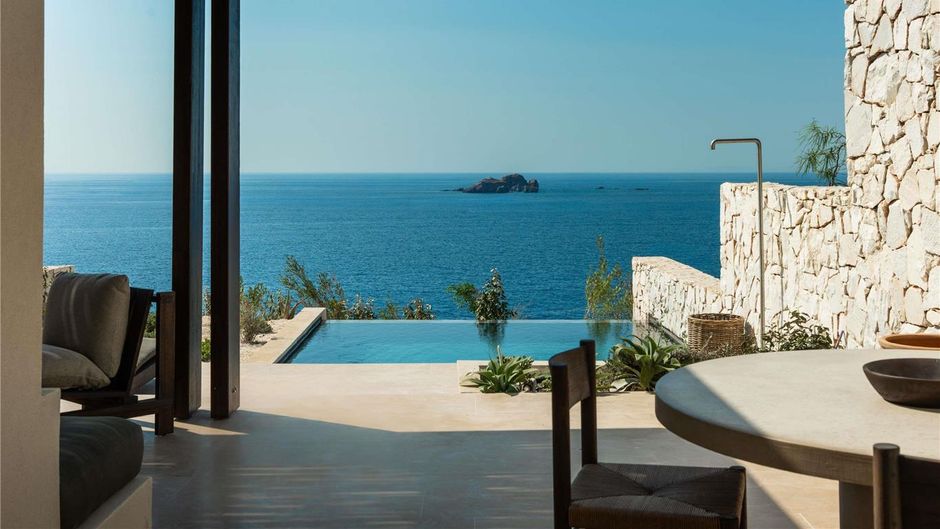 Luura Paros Cliff Room