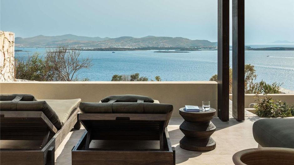 Luura Paros Cliff Room