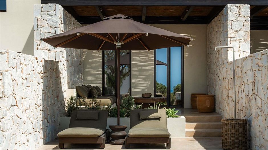 Luura Paros Cliff Room
