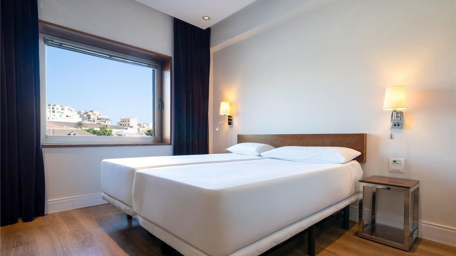 UR Palacio Avenida Room