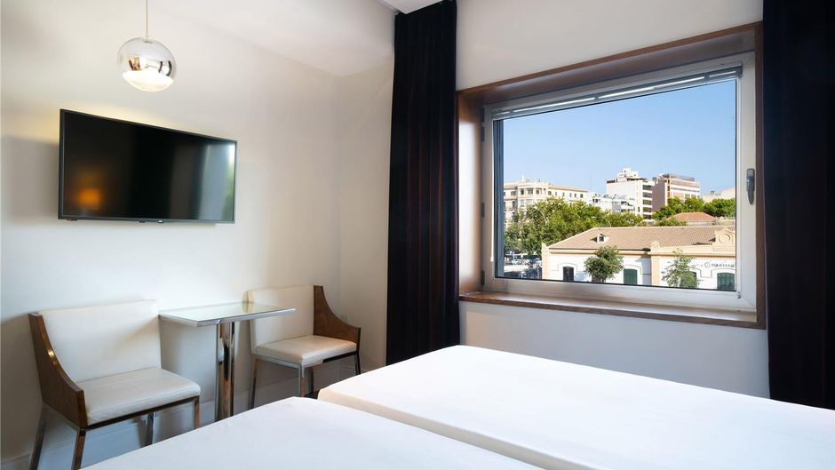 UR Palacio Avenida Room