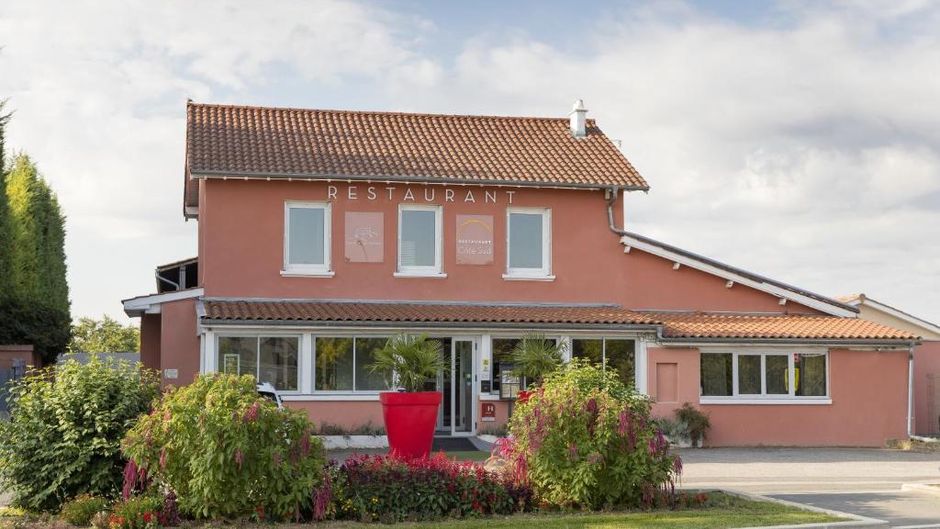 Hotel Les Pierres Dorees Exterior