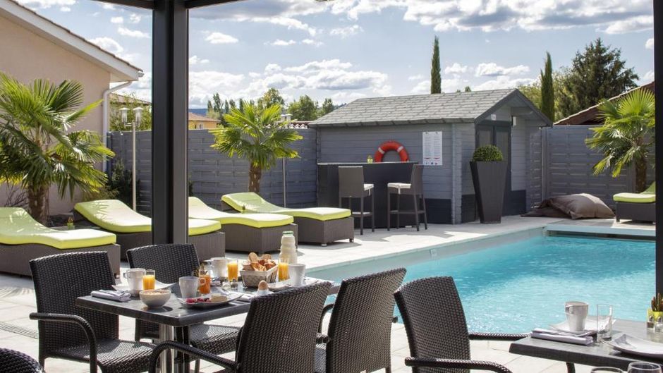 Hotel Les Pierres Dorees Pool