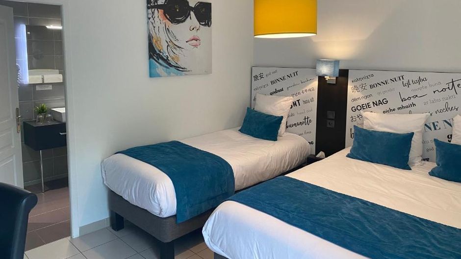 Hotel Les Pierres Dorees Room