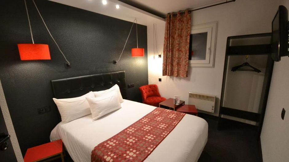 Brit Hotel Baillet in France Room