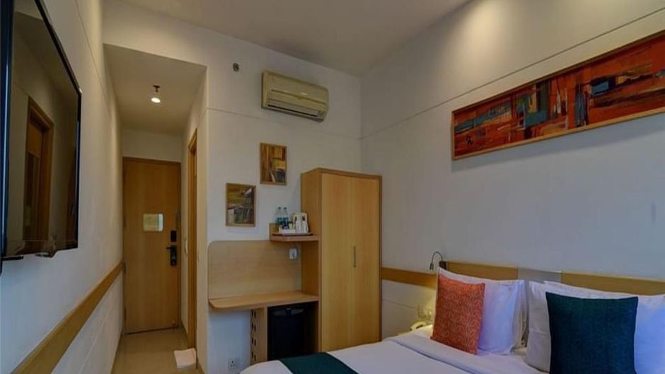Red Fox Hotel Chandigarh Room
