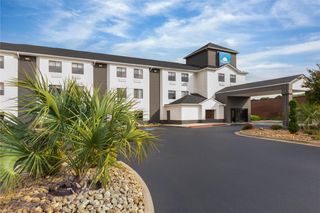 Days Inn by Wyndham McDonough Hotel
