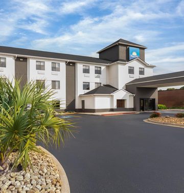 Days Inn by Wyndham McDonough Hotel
