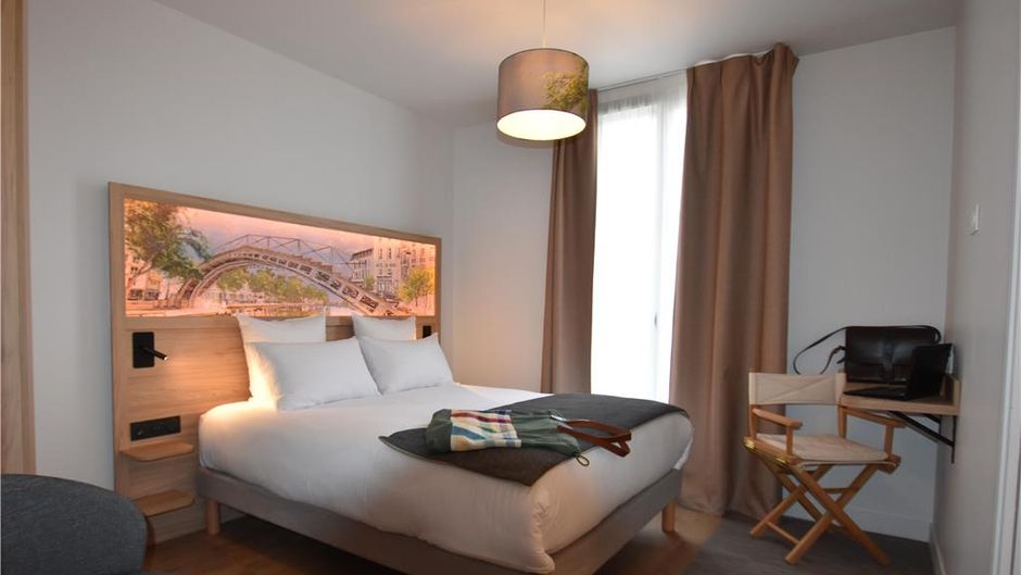 Dantan Hotel Room