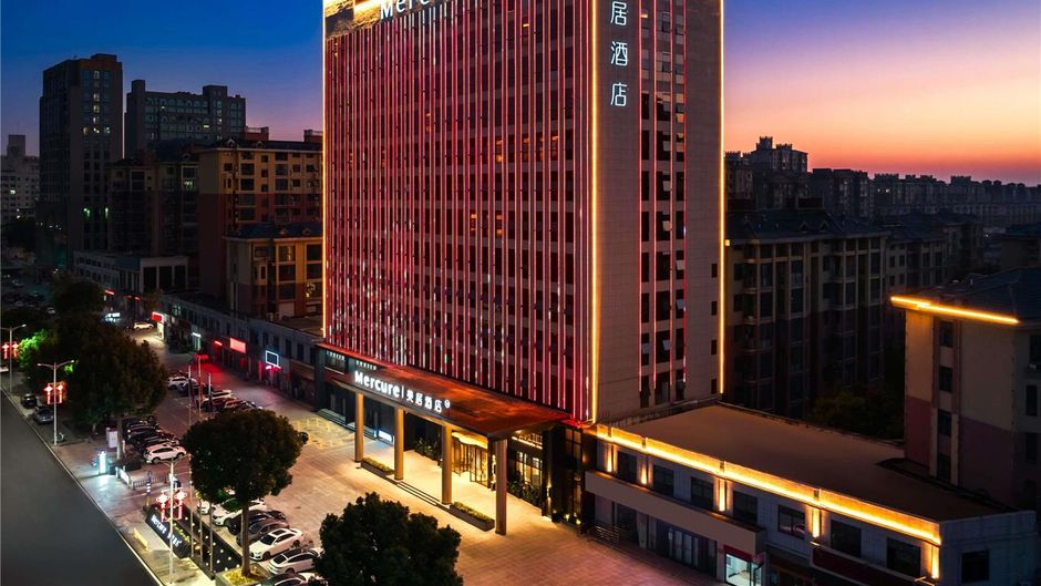 Mercure Xinyang City Center Exterior