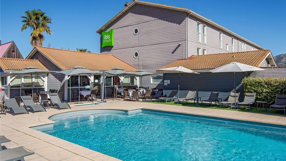 Ibis Styles Aubagne Gemenos Pool