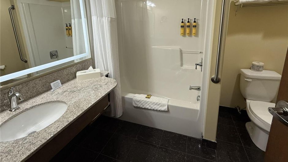 Best Western Plus Rose City Suites Room
