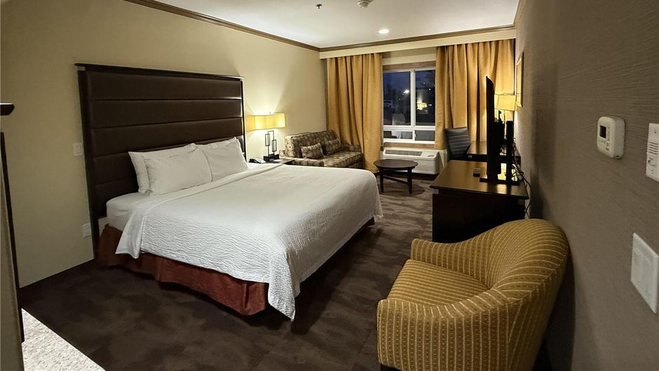 Best Western Plus Rose City Suites Room