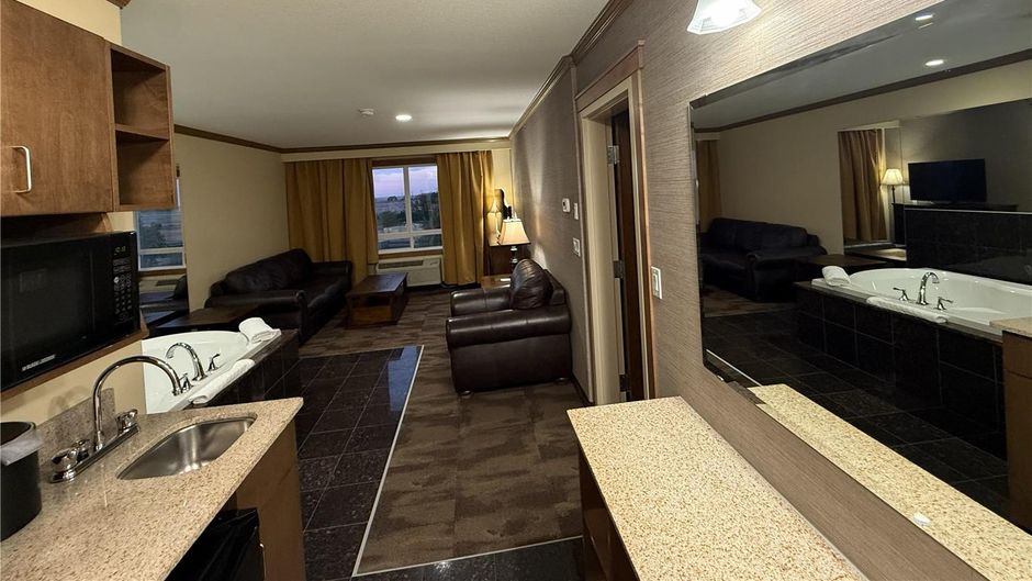 Best Western Plus Rose City Suites Room