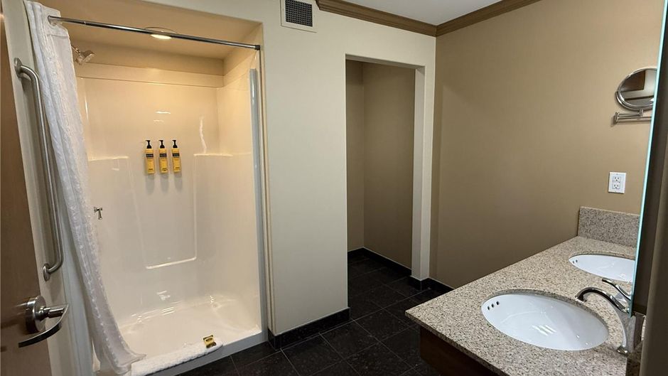 Best Western Plus Rose City Suites Suite