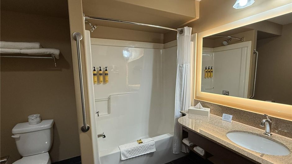 Best Western Plus Rose City Suites Suite