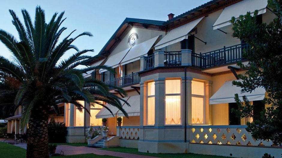 Hotel Byron Exterior