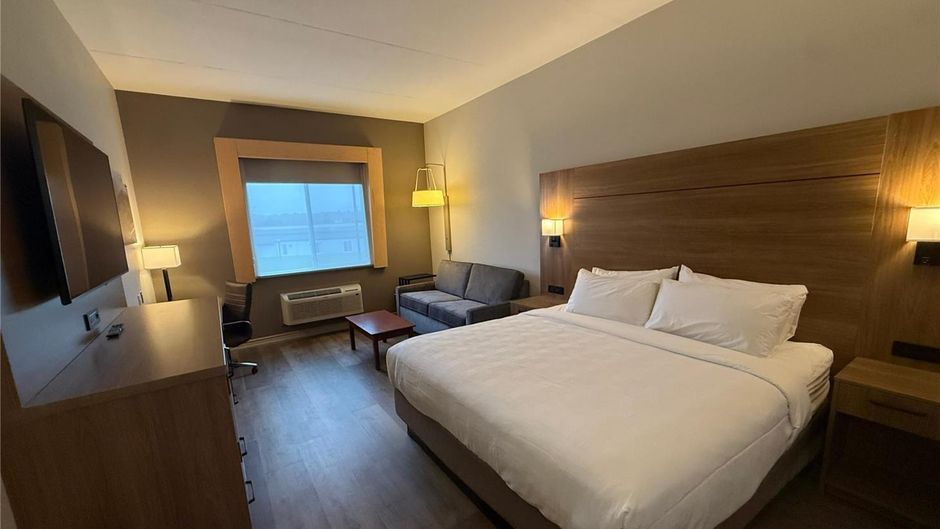 Best Western Plus 1000 Islands Hotel Room