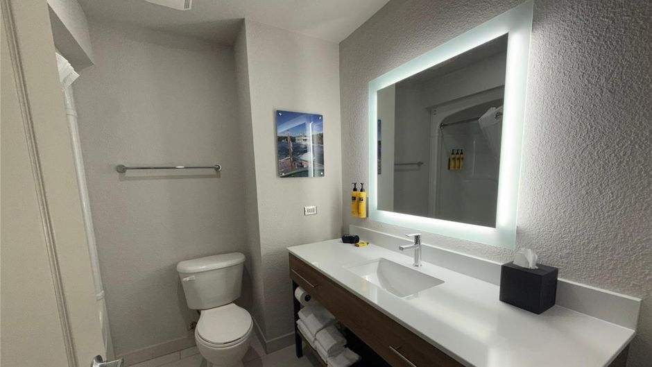 Best Western Plus 1000 Islands Hotel Room