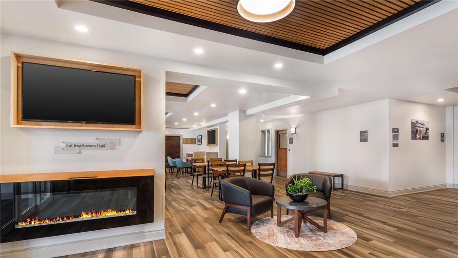 Best Western Plus 1000 Islands Hotel Lobby