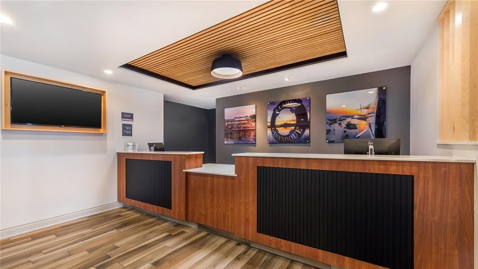 Best Western Plus 1000 Islands Hotel Lobby