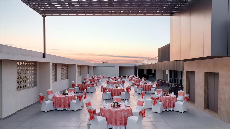 Lemon Tree Hotel, Agra Restaurant
