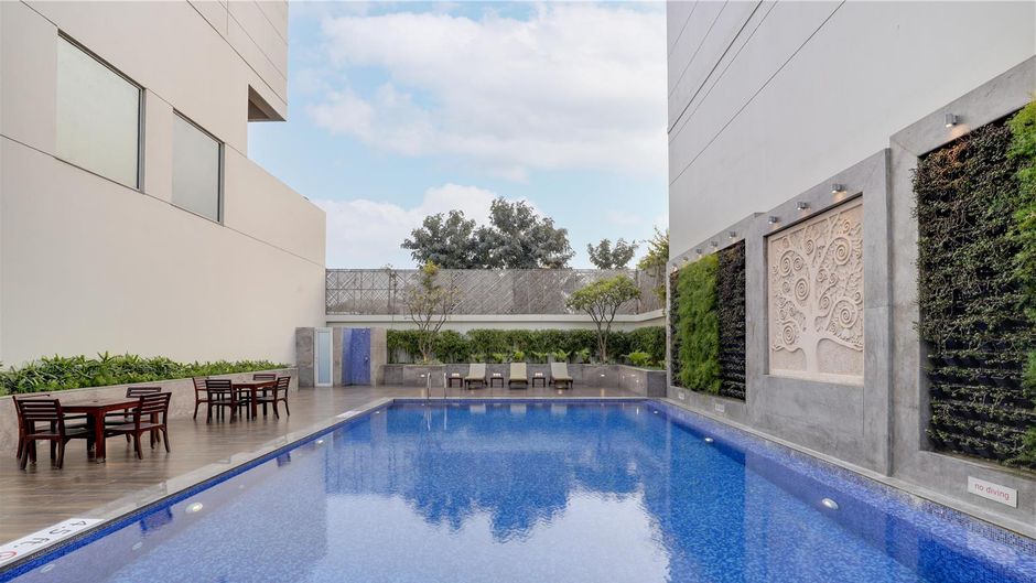 Lemon Tree Hotel Sector 60 Pool