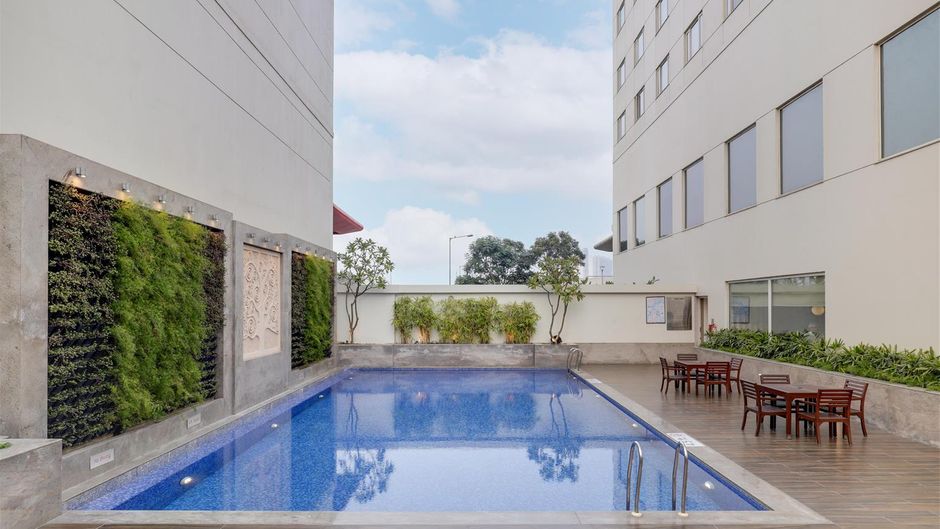 Lemon Tree Hotel Sector 60 Pool