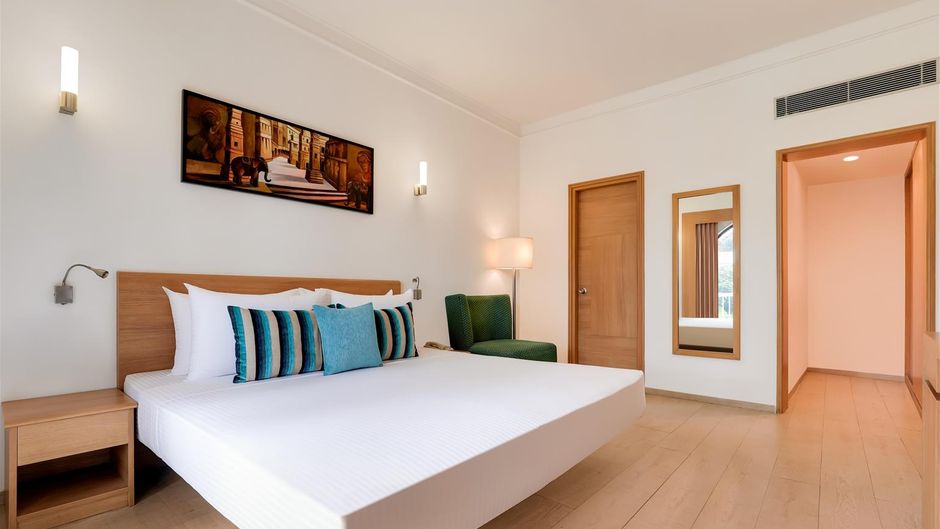 Lemon Tree Hotel Suite