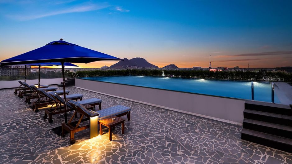 Lemon Tree Premier Vijayawada Pool