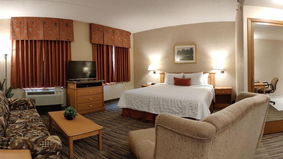 Humphry Inn and Suites Suite