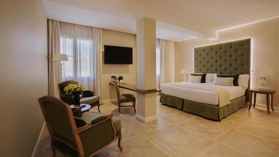 Lamaro Hotel Room