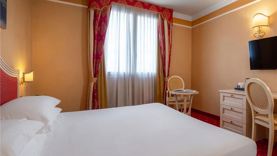 Hotel Admiral Room