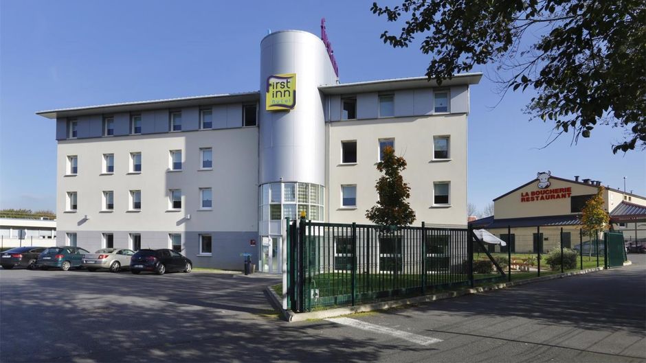 First Inn Hotel Exterior