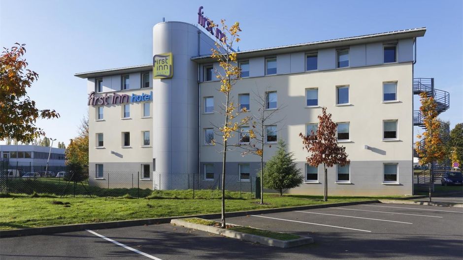 First Inn Hotel Exterior
