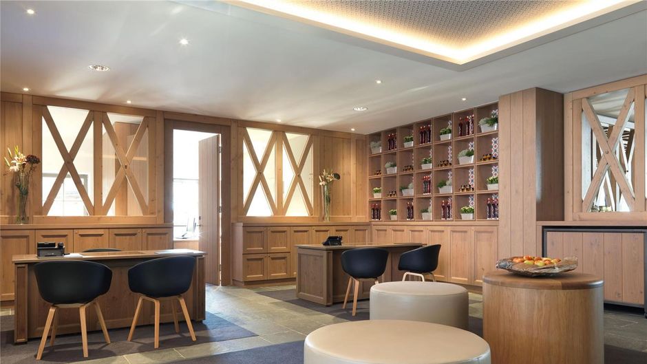 Loewen Hotel Lobby