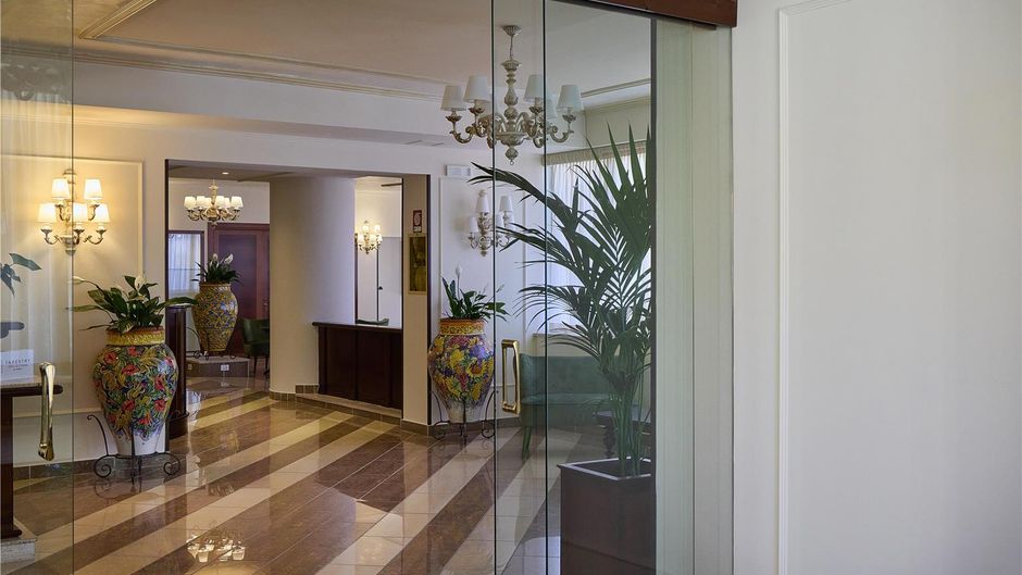 Hotel Diamond Lobby
